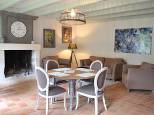 Gîte spacieux avec jardin, piscine, cheminée, et équipements bébé au cœur des vignes du Cognac - FR-1-653-59