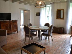 Gîte spacieux avec jardin, piscine, cheminée, et équipements bébé au cœur des vignes du Cognac - FR-1-653-59