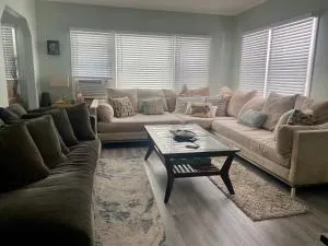 5 min to Beach Large Living Room Fenced Backyard BBQ Firepit Driveway Boat Parking - ليك وورث