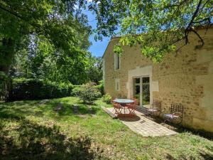 Maisons de vacances Gite Guizengeard, 3 pieces, 4 personnes - FR-1-653-191 : photos des chambres