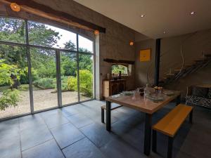 Maisons de vacances Gite spacieux avec jardin privatif, animaux, acces PMR, peche, randonnees et equipements bebe inclus - FR-1-653-191 : photos des chambres