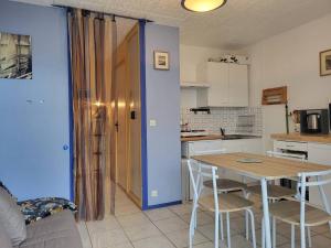 Appartements Studio avec Terrasse, Parking Prive et Acces Direct a la Plage - FR-1-465-86 : photos des chambres