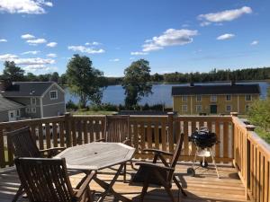 Välutrustad stuga med vacker sjöutsikt