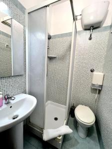 Camera Doppia con Letti Singoli con Bagno