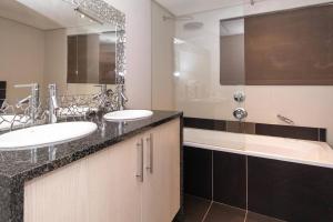 Stunning 2 Bedroomed Loft-style penthouse (712)