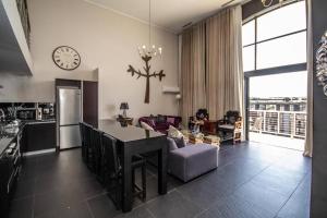 Stunning 2 Bedroomed Loft-style penthouse (712)