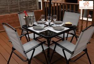 Lovely Refurbished Home - Free Parking-WiFi By Hinkley Homes Short Lets & Serviced Accommodation