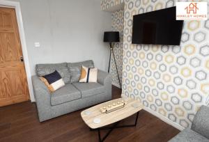 Lovely Refurbished Home - Free Parking-WiFi By Hinkley Homes Short Lets & Serviced Accommodation