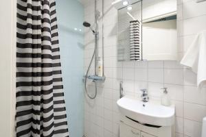 Luminous 1BR apt next to Puu-Vallilla