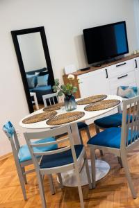 Old Town Eclectic Apartment for 6 people by BookingHost