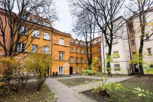 Old Town Eclectic Apartment for 6 people by BookingHost