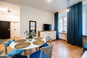 Old Town Eclectic Apartment for 6 people by BookingHost