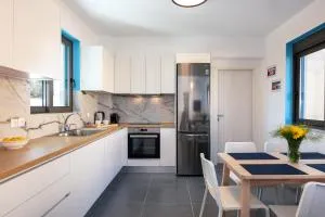 Greek Sky - New modern apartment with shared pool - Dhémbla