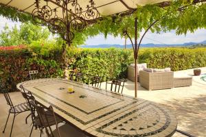 Maisons de vacances This charming property with private pool sleeps 8 over 4 bedrooms : photos des chambres