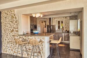 Maisons de vacances This charming property with private pool sleeps 8 over 4 bedrooms : photos des chambres