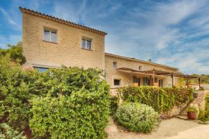 Maisons de vacances This charming property with private pool sleeps 8 over 4 bedrooms : photos des chambres