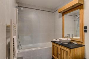 Apartment le Paradis 1 - Alpes Travel - Central Chamonix (sleeps 4)
