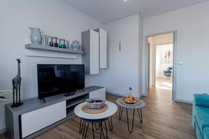 Downtown 1BR Apartment W Balcony by LovelyStay