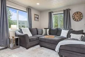 Updated Townhome Near Airport and Shopping! - Hope