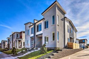 6 Mi to Dtwn Denver Townhome with Patio!