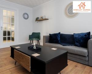 Spacious 3 bedroom house with wifi and car parking By Hinkley Homes Short Lets & Serviced Accommodation