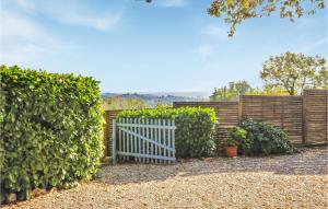 Maisons de vacances 1 Bedroom Nice Home In La Gaude : photos des chambres