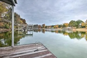 Spacious Lakefront Retreat with Hot Tub and Dock! - 蒙蒂格尔