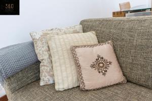 Seafront - Top Location, Top floor with WIFI & AC by 360 Estates