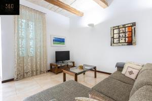 Seafront - Top Location, Top floor with WIFI & AC by 360 Estates