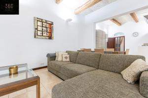 Seafront - Top Location, Top floor with WIFI & AC by 360 Estates