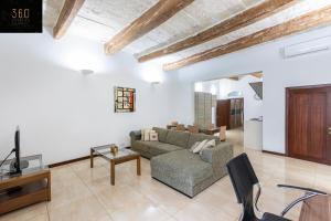 Seafront - Top Location, Top floor with WIFI & AC by 360 Estates