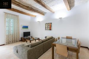 Seafront - Top Location, Top floor with WIFI & AC by 360 Estates