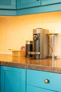 Central 2BR Modern Apartment 5mins to train station