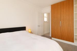 Central 2BR Modern Apartment 5mins to train station