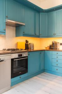 Central 2BR Modern Apartment 5mins to train station