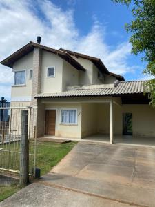 Casa no Campeche com piscina para 8 pessoas e aceita pet