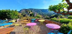 Hotels Hotel Les Hauts de Moureze : Chambre Double - Vue sur Piscine