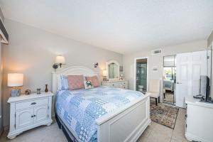 Bahia On Isla No Shirt, No Shoes, No Problem