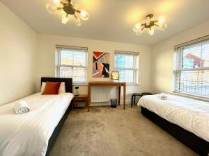 Lovely 4 doubled bedroomed townhouse in Bicester near to Bicester Village
