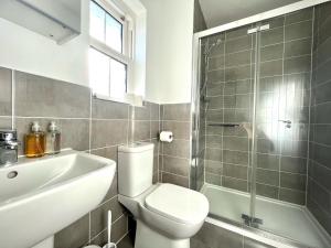 Lovely 4 doubled bedroomed townhouse in Bicester near to Bicester Village