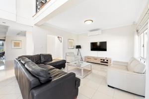 Beachfront Family Favourite Home with Pool & Views