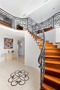 Beachfront Family Favourite Home with Pool & Views