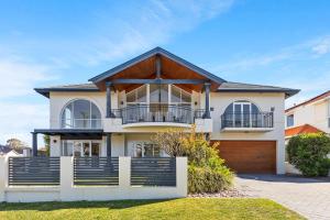 Beachfront Family Favourite Home with Pool & Views