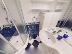 Grand 2 pièces climatisé avec terrasse et garage privé près de la mer - FR-1-196-311