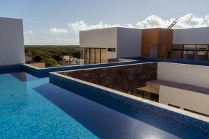 2BR with Fast WiFi FREE BIKES, Rooftop, Pool, and Gym