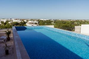 2BR with Fast WiFi FREE BIKES, Rooftop, Pool, and Gym