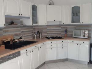 Maisons de vacances Maison avec Jardin, Veranda, WIFI, a 2 km du Port de Perros-Guirec, St Quay-Perros - FR-1-368-313 : photos des chambres