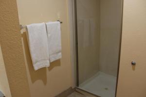 Queen Room - Non-Smoking room in Budget Inn Redwood City