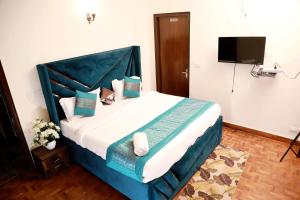 Fortune Home Service Apartment 3Bhk,E-28 1B Saket