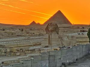 Pyramids Overlook Inn